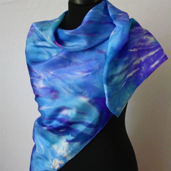 Vierkante sjaal van glanzende pongézijde, 110 x 110 cm, met de hand beschilderd in paars, lavendel, blauw, rood en roze (webshop)